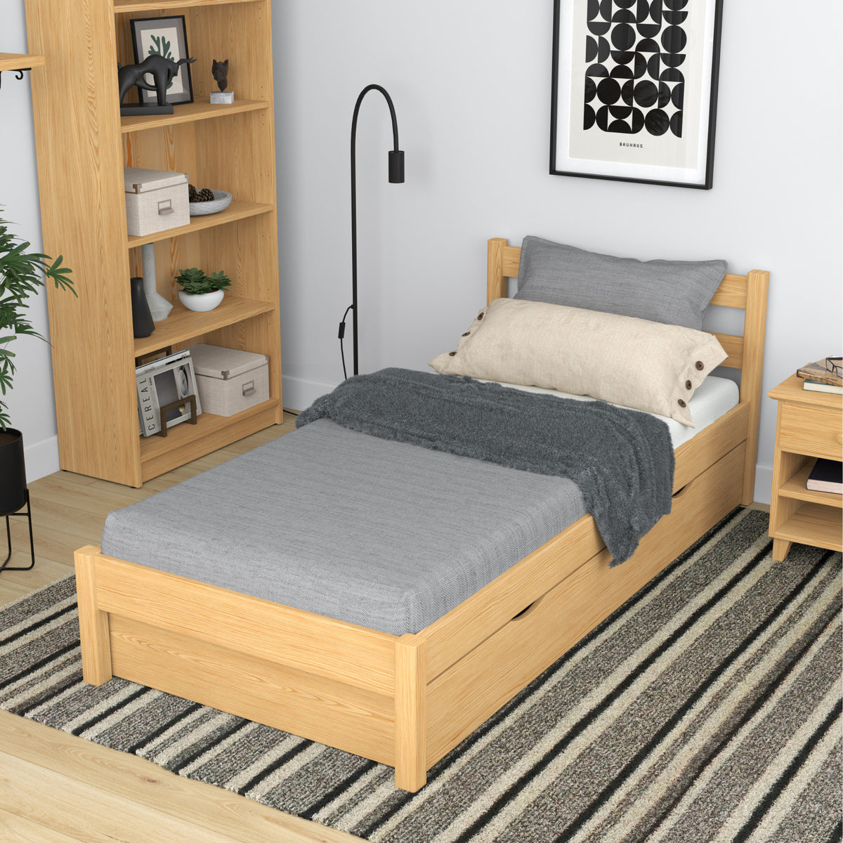 Bett mit Schublade aus Holz Kiefer natur – Schublade geöffnet, Staurauminnenraum